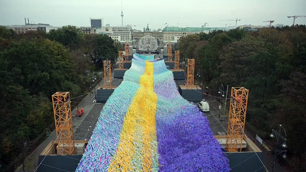 100.000 fähnchen für 30 jahre mauerfall