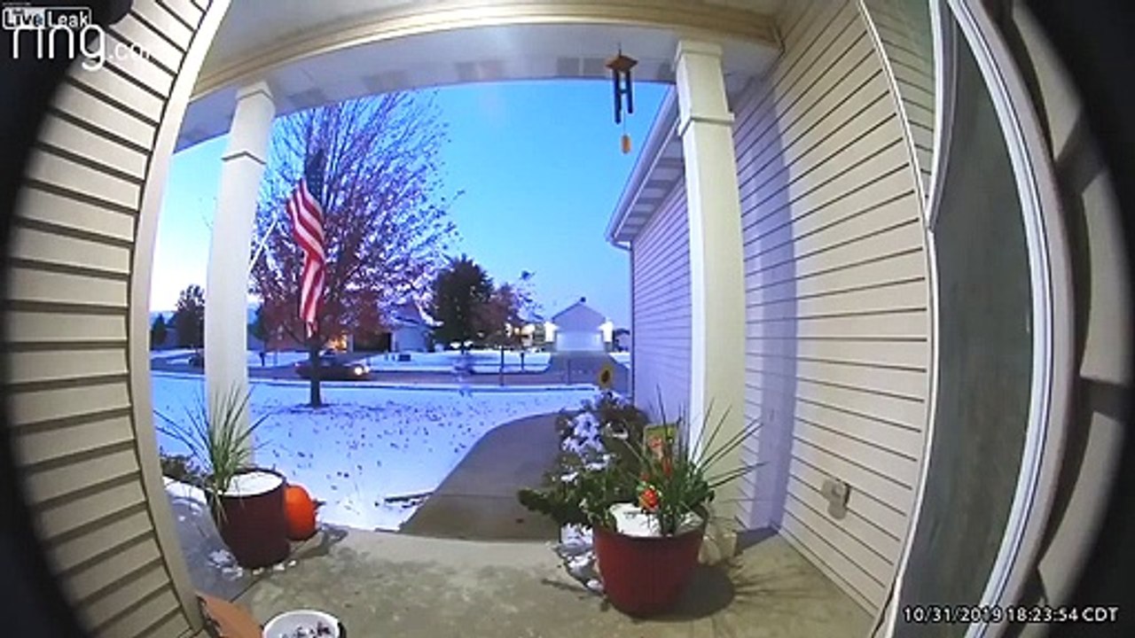 Cette mère prend tous les bonbons à Halloween devant cette maison !