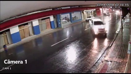 Caminhonete derrapa e bate contra lojas em Colatina