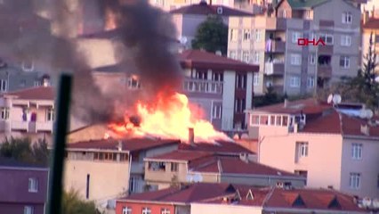 Ümraniye'de binanın çatısı alev alev yanıyor
