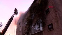 Ümraniye'de binanın çatısı alev alev yanıyor