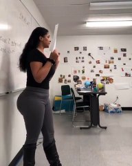 ESTA MAESTRA ENSEÑA MUY BIEN EL INGLES