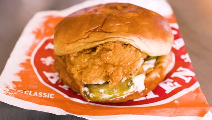 下载视频: Popeyes' famous chicken sandwich is now back 'for good' — so we compared it to 5 other fast-food fried-chicken sandwiches