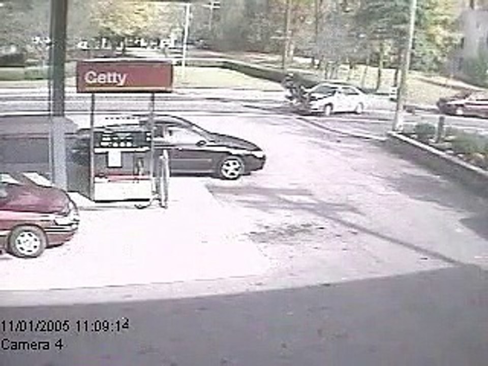 Cette moto percute la voiture grièvement