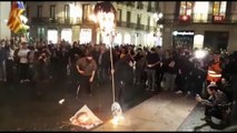 Independentistas queman la bandera de España
