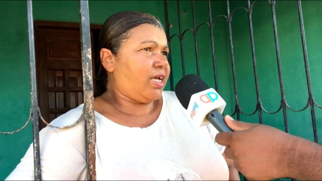 Entrega de uma Cadeira de Rodas no bairro do Maracujá em Itambé