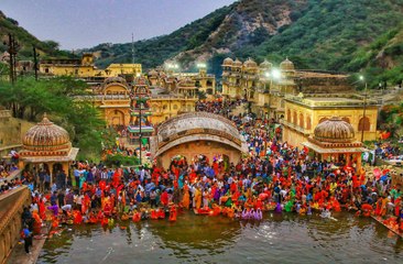 Devotees offer prayers to sun god on final day