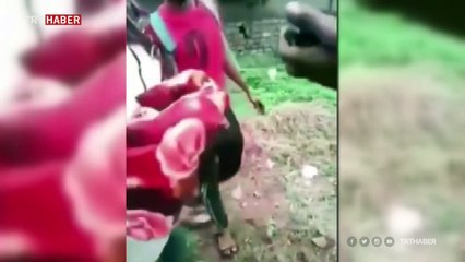 Hindistan'da kız bebeği canlı canlı gömmek isteyen dedeye suçüstü