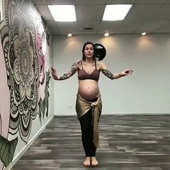 Así es la hipnótica danza del vientre de una bailarina embarazada que arrasa en Instagram