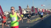 Vodafone 41. İstanbul Maratonu’na katılan sporcular, tarihi yarımadadan geçti