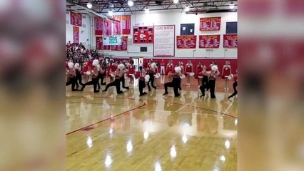 Baile de animadoras y de repente... el cura se roba el show