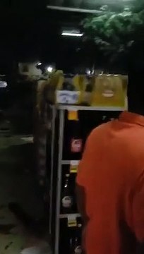 Il filme le supermarché pris dans une tornade : tout est détruit !