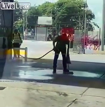 Il nettoie la station essence en arrosant de l'essence au sol !