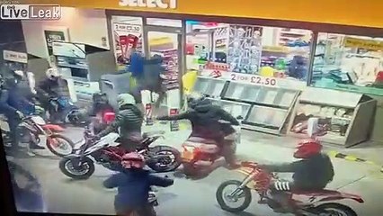 50 scooters dévalisent une station essence Shell !