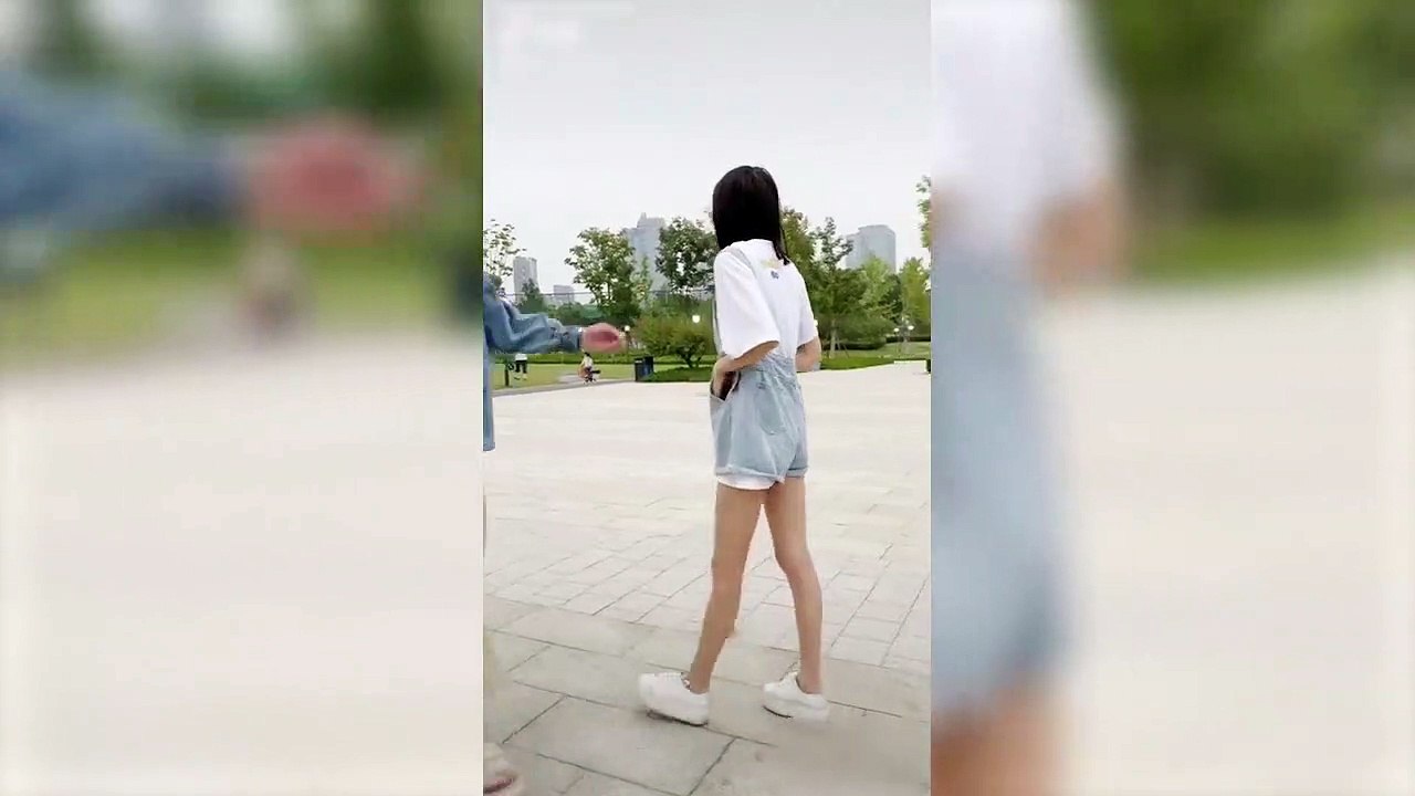 mbx-这个女孩估计脑子不好使