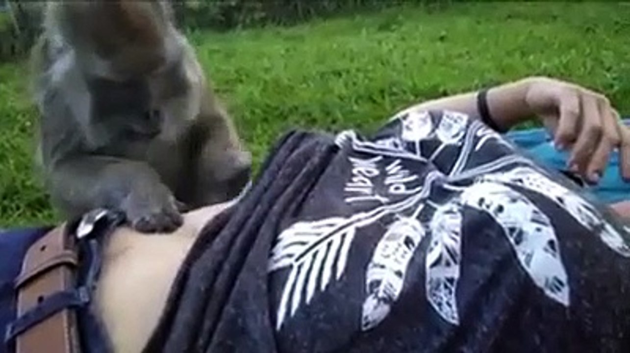Wanita dan monyet nya