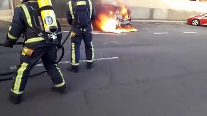 Los bomberos apagan un coche en llamas en La Esperanza. Los Dragos