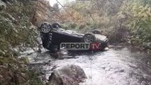Aksident në Prrenjas/ Makina përfundon në lumë me rrota në ajër, shpëton mrekullisht shoferi