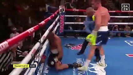 Así noquea Canelo Álvarez a Kovalev en el undécimo asalto y se corona en los semipesados