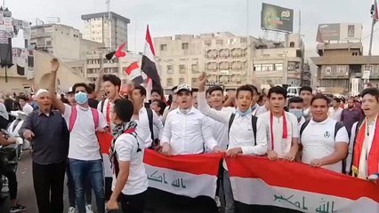 إضراب وإغلاق طرق مع استمرار المظاهرات في يومها العاشر بالعراق