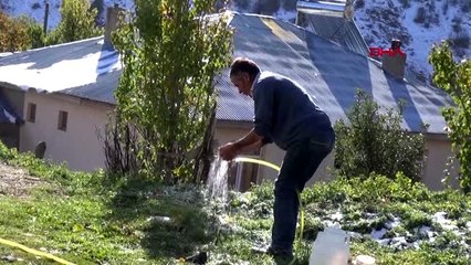 Bingöl babalarının sırtında okula giden kardeşler köprü istiyor