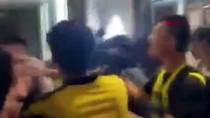 Hong Kong’da hükümet yanlısı bir kişi, meclis üyesinin kulağını ısırarak kopardı