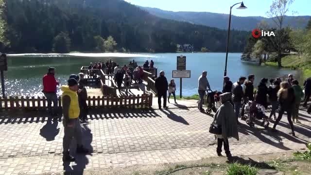 Güneşli havayı fırsat bilen tatilciler Gölcük Tabiat Parkı'nı doldurdu