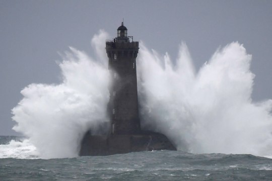 Tempête Amélie : 140.000 foyers privés d'électricité