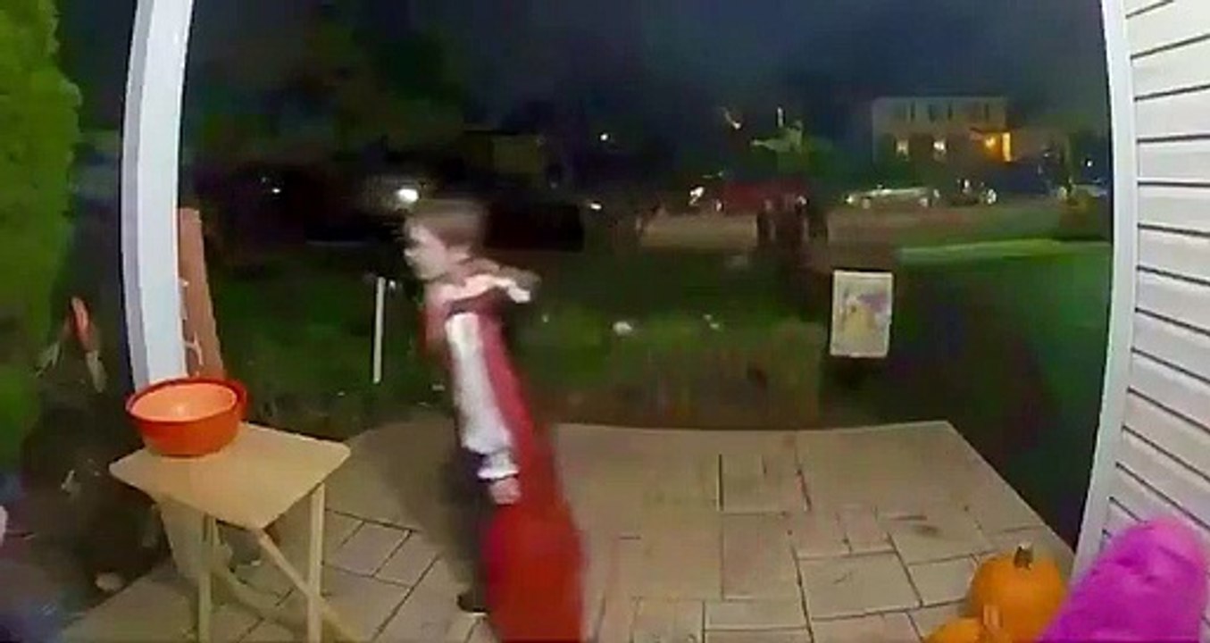 Durant Halloween, un enfant découvre un bol de bonbons vide dans une maison
