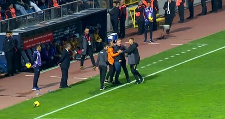 Kart gören Sergen Yalçın yedek kulübesinde çılgına döndü!