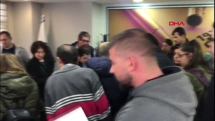 Gaziosmanpaşa'da veliler öğretmelerin derse girmediği dershane önünde toplandı