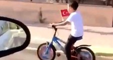 Elinde Türk bayrağıyla Gündoğdu Marşı'nı söyleyen çocuk sosyal medyada gündem oldu