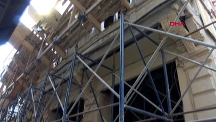 Beyoğlu'ndaki tarihi binanın yıkım çalışmalarına başlandı