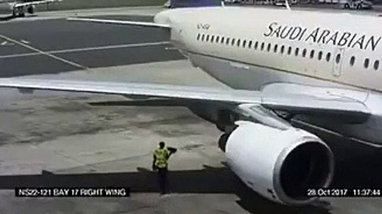 Il passe derrière le réacteur d'un avion  et comprend vite que ce n'est pas une bonne idée