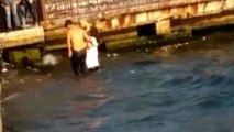 Beşiktaş'ta durağa daldıktan sonra yolcuları bıçaklayan otobüsün şoförü atladığı denizden böyle çıkarıldı