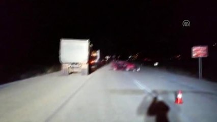 Otomobille hafriyat kamyonu çarpıştı: 2 ölü, 1 yaralı