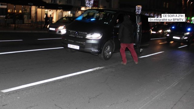 Quand des gilets jaunes cherchaient à arrêter le convoi dans lequel circule Emmanuel Macron au Puy-en-Velay