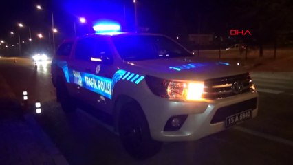 TIR’ın kırmızı ışıkta bekleyen otomobile çarptığı anlar kamerada