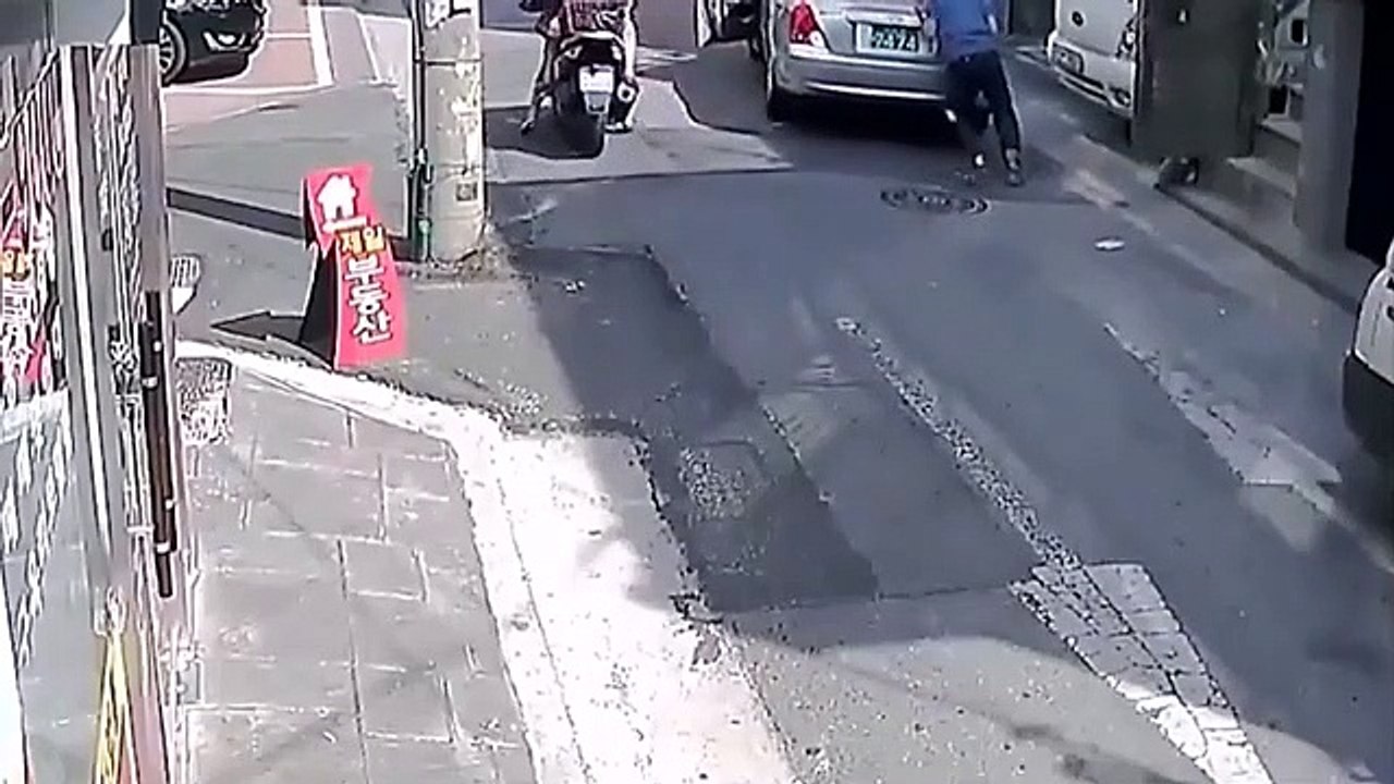 Un homme vient aider un conducteur qui a oublié de mettre le frein à main mais empire la situation