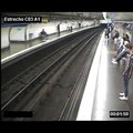 Une femme absorbée par son téléphone tombe sur les rails quand un métro arrive