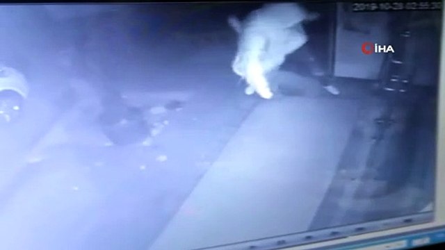 Karı kocadan maskeli hırsızlara kaldırım taşlı müdahale kamerada