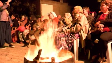 Balıkesir edremit'te, traktör kasasında, meşale ışığında 'senfonik konser?