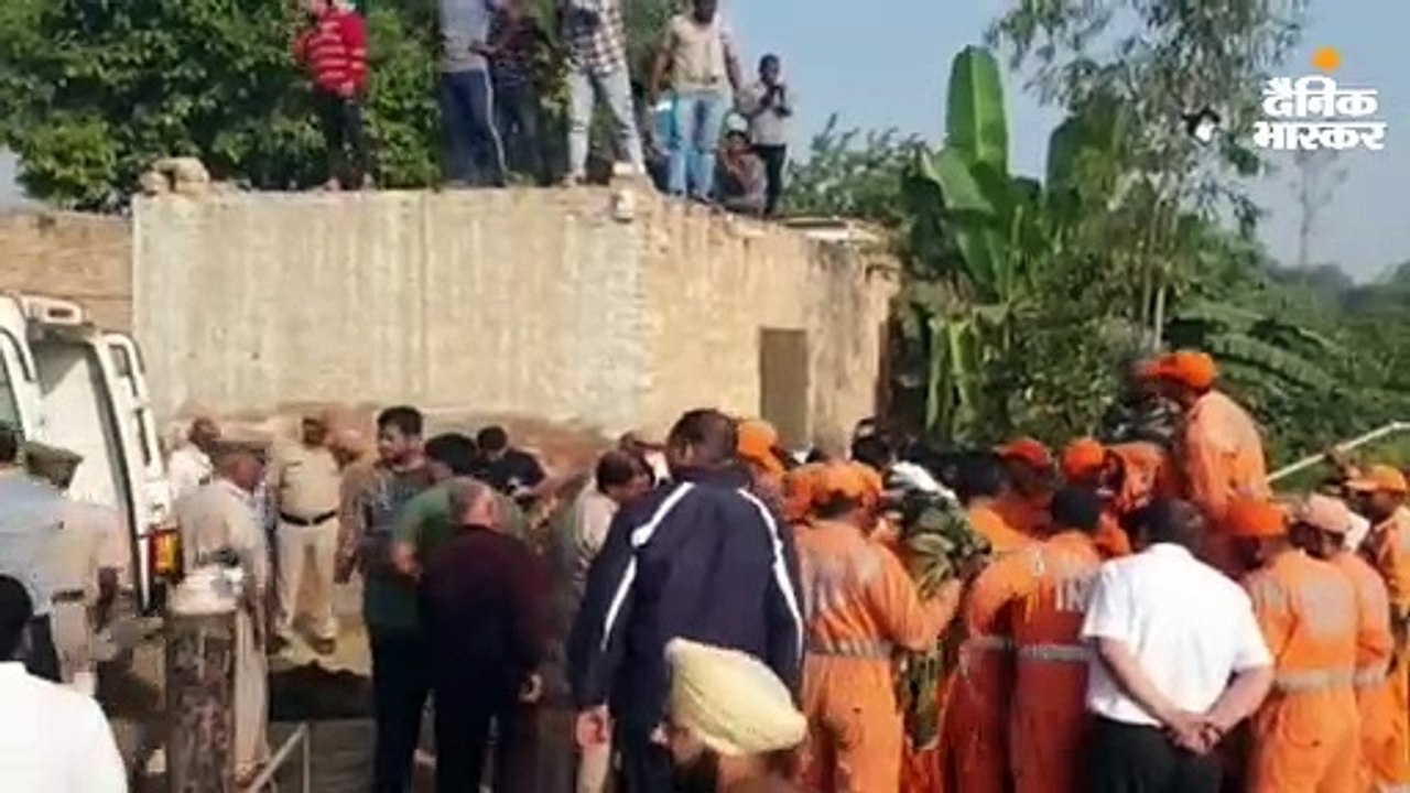 50 फीट गहरे बोरवेल में गिरी बच्ची की मौत, 18 घंटे चला रेस्क्यू; सिर के बल गिरने से मिट्‌टी में धंस गई थी