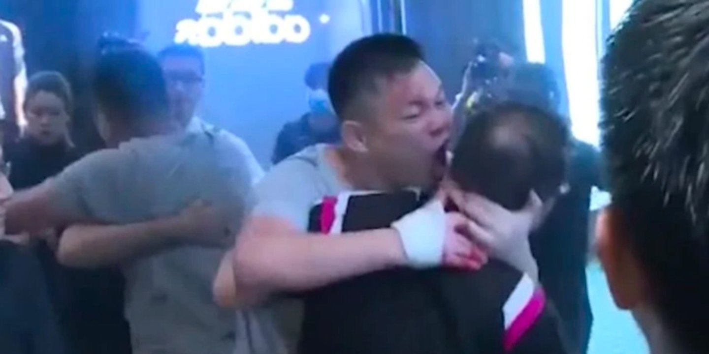 El escalofriante momento en que un fanático comunista le arranca la oreja de un mordisco a un concejal opositor en Hong Kong
