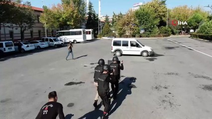 İstanbul Emniyeti'nin özel köpeklerinin zorlu eğitimi görüntülendi