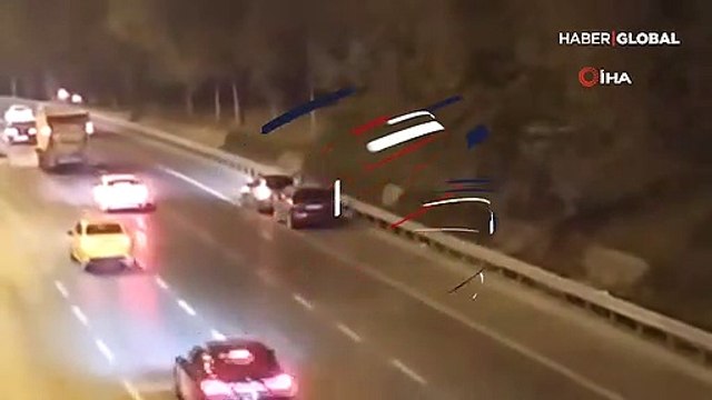 Trafikte 4 kişi birbirine girdi, diğer sürücüler ayırdı