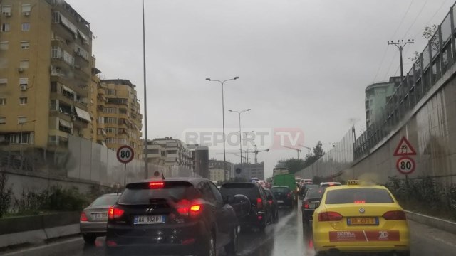 Report TV - Trafik i rënduar në Tiranë nga reshjet e shiut