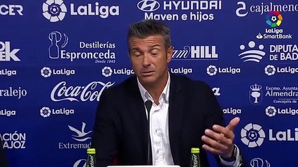 Bronca monumental entre periodistas en la rueda de prensa del Extremadura-Girona por las preguntas en catalán a Martí