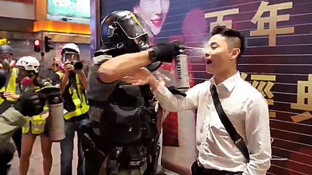 Un policier aveugle un manifestant avec du gaz envoyé à quelques centimètres