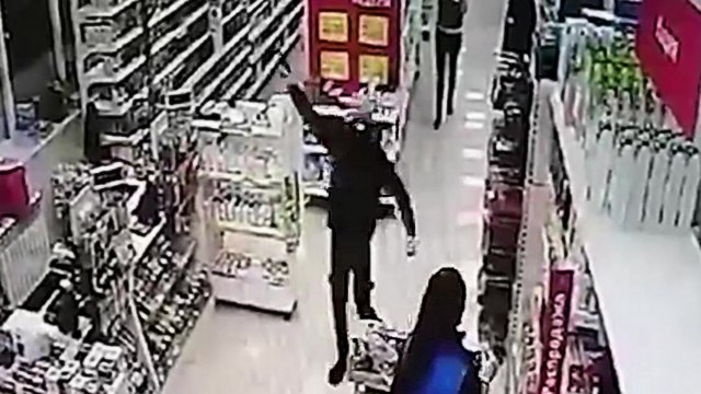 Il braque un supermarché mais les vendeuses n'en ont absolument rien à faire